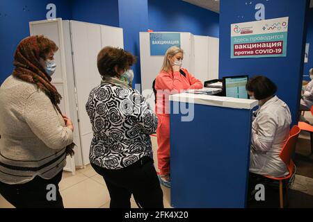 Moscow, Russia. 28th Apr, 2021. People register for the COVID-19 vaccination in Moscow, Russia, April 28, 2021. Russia confirmed 7,848 new coronavirus infections over the past 24 hours, below 8,000 for the first time since the end of September, taking the nationwide tally to 4,787,273, the country's official monitoring and response center said Wednesday. Credit: Evgeny Sinitsyn/Xinhua/Alamy Live News Stock Photo