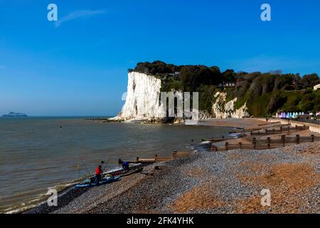 England, Kent, Dover, St.Margaret's Bay, The Beach and The White Cliffs of Dover *** Local Caption ***  Beach,Beaches,Britain,British,Cliff,Cliffs,Coa Stock Photo