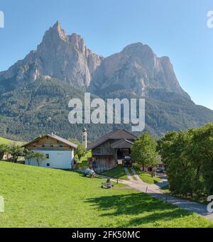 Chiesa di San Valentino,  Schlern mountain *** Local Caption ***  Seis am Seis am Schlern - Castelrotto  - Kastelruth,   , Italy, city, village, field Stock Photo