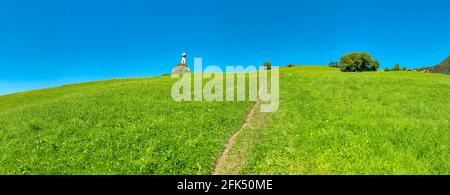 Lonesome church on top of an alpine meadow,  Chiesa di San Valentino *** Local Caption ***  Seis am Schlern - Castelrotto  - Kastelruth,   , Italy, la Stock Photo