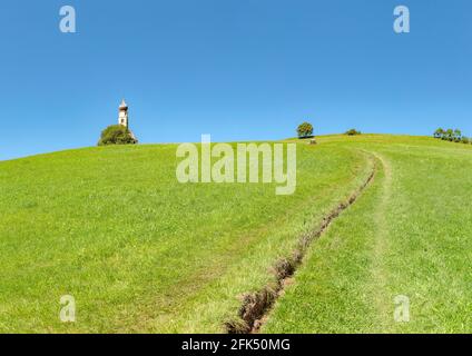 Lonesome church on top of an alpine meadow,  Chiesa di San Valentino *** Local Caption ***  Seis am Schlern - Castelrotto  - Kastelruth,   , Italy, la Stock Photo