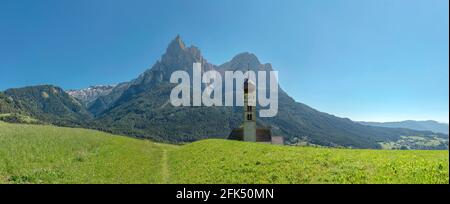 Chiesa di San Valentino,  Schlern mountain *** Local Caption ***  Seis am Schlern - Castelrotto  - Kastelruth,   , Italy, church, monestry, field, mea Stock Photo