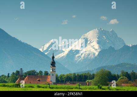 Saaldorf vor der imposanten Kulisse des Watzmann, Berchtesgadener Land, Oberbayern, Deutschland links der Untersberg und rechts das Lattengebirge (sch Stock Photo