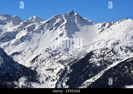 Off-trail skiing in the Verbier 4 Valleys area (Tortin sector) in Southern Switzerlnad Stock Photo