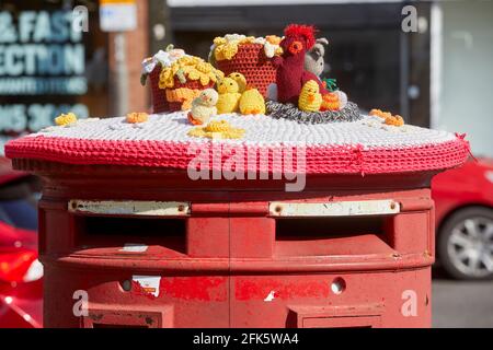 High Street Alfreton Derbyshire, postbox with Crochet caricatures Stock Photo