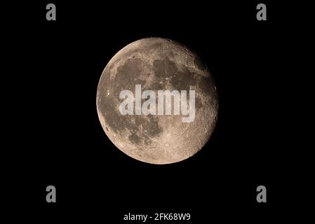 UK Weather. Birmingham, UK. 29th April 2021: A 94.7% Waning Gibbous moon is seen in the skies of the UK early this morning. Credit: Ryan Underwood / Alamy Live News Stock Photo