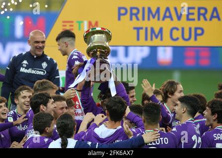 the players of Fiorentina Primavera celebrate victory during the News  Photo - Getty Images