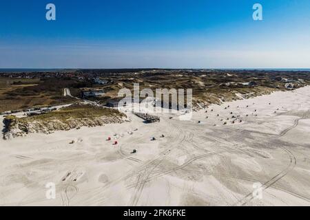 Norddorf, Germany. 28th Apr, 2021. The sun shines on the beach of Norddorf on the North Sea island of Amrum. On May 1, the project 'Model Region Kreis Nordfriesland' starts. Then the North Frisian islands will once again be allowed to receive overnight guests, subject to certain conditions. Credit: Frank Molter/dpa/Alamy Live News Stock Photo