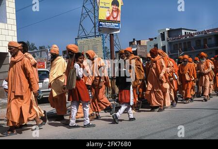 13.03.2010, Haridwar, Uttarakhand, India, Asia - Pilgrims dressed in orange-coloured garments on their way to the Har Ki Pauri Ghat on Ganges River. Stock Photo