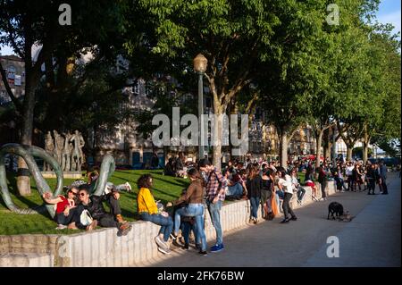 13.06.2018, Porto, Portugal, Europe - People meet at a popular spot for locals around a narrow stretch of lawn under shady trees in the old town. Stock Photo