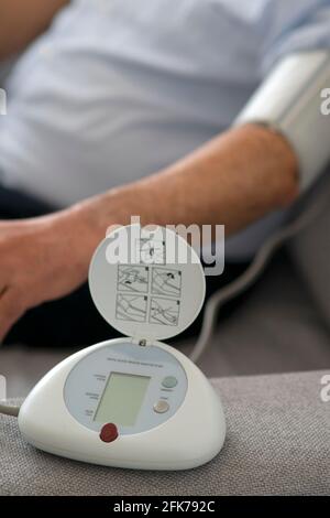 vista dall'alto della macchina per la pressione sanguigna e della pillola  medica sul tavolo Foto stock - Alamy