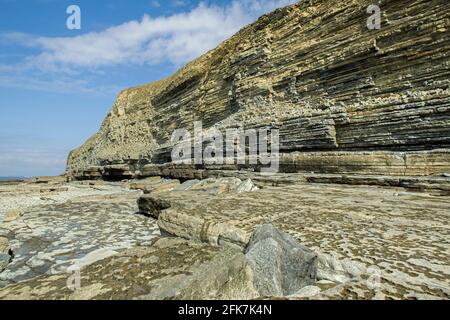 Dunraven Bay Cliffs on the Glamorgan Heritage Coast in the Vale of Glamorgan, south Wales Stock Photo