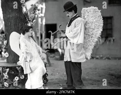 CHARLIE CHAPLIN and LITA GREY in THE KID (1921), directed by CHARLIE CHAPLIN. Credit: FIRST NATIONAL / Album Stock Photo