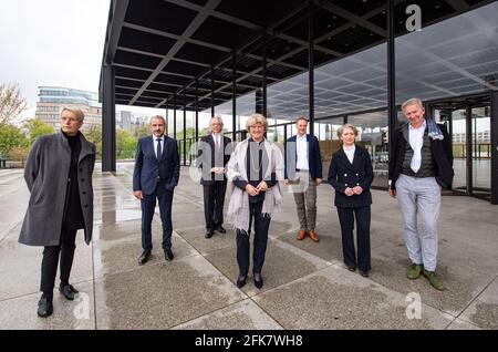 29 April 2021, Berlin: Anne Katrin Bohle (l-r), State Secretary at the Federal Ministry of the Interior, Hermann Parzinger, President of the Prussian Cultural Heritage Foundation, Michael Eissenhauer, Director General of the National Museums in Berlin, Monika Grütters (CDU), Minister of State for Culture and Media, Joachim Jäger, Director of the Neue Nationalgalerie, Petra Wesseler, President of the Federal Office for Building and Regional Planning, and Martin Reichert, Partner at David Chipperfield Architects, stand together for a group photo during a photo session on the occasion of the hand Stock Photo