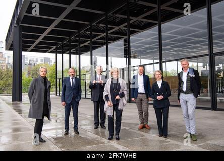 29 April 2021, Berlin: Anne Katrin Bohle (l-r), State Secretary at the Federal Ministry of the Interior, Hermann Parzinger, President of the Prussian Cultural Heritage Foundation, Michael Eissenhauer, Director General of the National Museums in Berlin, Monika Grütters (CDU), Minister of State for Culture and Media, Joachim Jäger, Director of the Neue Nationalgalerie, Petra Wesseler, President of the Federal Office for Building and Regional Planning, and Martin Reichert, Partner at David Chipperfield Architects, stand together for a group photo during a photo session on the occasion of the hand Stock Photo
