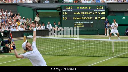 WIMBLEDON 2011. 7th Day. ANDY MURRAY DURING HIS MATCH WITH RICHARD GASQUET.  27/6/2011. PICTURE DAVID ASHDOWN Stock Photo