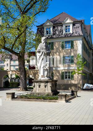 Historic company housing: Neue Hofgaerten bei BASF with monument for employees fallen in war (Ludwigshafen / Germany) Stock Photo