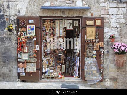 Devotionaliengeschaeft in der Altstadt von Assisi, Umbrien, Italien Stock Photo