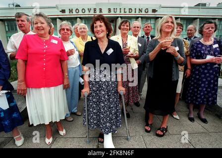 A SELECTION OF THE HOOVER EVACUEES GATHER AT THE ORIGINAL HOOVER FACTORY WHERE THEIR PARENTS WORKED. THEY WERE EVACUATED TO NORTH CANTON IN 1940 WHERE THE AMERICAN BRANCH WAS BASED. THIS WAS THEIR 60th REUNION.9 August 2000 PHOTO ANDY PARADISE Stock Photo