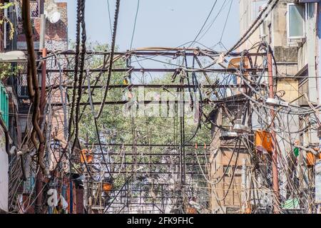 Chaotic mess of electric cables in the center of Delhi, India Stock Photo