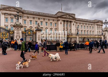People Outside Buckingham Palace After The Death Of Prince Philip (The Duke Of Edinburgh), London, UK. Stock Photo