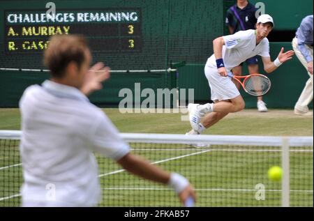 WIMBLEDON 2011. 7th Day. ANDY MURRAY DURING HIS MATCH WITH RICHARD GASQUET.  27/6/2011. PICTURE DAVID ASHDOWN Stock Photo