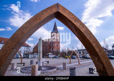 PRODUCTION - 28 April 2021, Mecklenburg-Western Pomerania, Pasewalk: St. Mary's Church on the market square. On the eastern border between Mecklenburg-Western Pomerania and Brandenburg, the economic upswing is still a long time coming. The unemployment rate in the district of Vorpommern-Greifswald is almost ten percent. Photo: Jens Büttner/dpa-Zentralbild/dpa Stock Photo