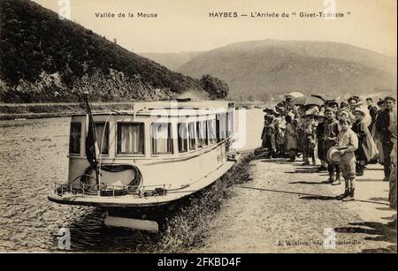 L'ARRIVEE DU 'GIVET-TOURISTE'  A HAYBES 08-ARDENNES Region: Grand Est (formerly Champagne-Ardenne) Beginning of 20th century Vintage postcard Stock Photo