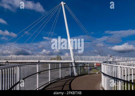 Suspension footbridge over the A45 at Rushden Lakes shopping, Northampton, England, UK. Stock Photo