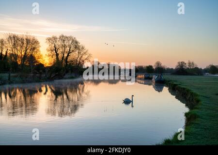 Narrowboats on the river thames at sunrise in spring. Lechlade on Thames, Cotswolds, Gloucestershire, England Stock Photo