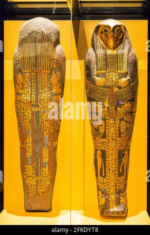 Egypt, Cairo, Egyptian Museum, cartonnage coffin with hawk head, found in the royal necropolis of Tanis, burial of the king Sheshonq 2. Linen and gold. Stock Photo