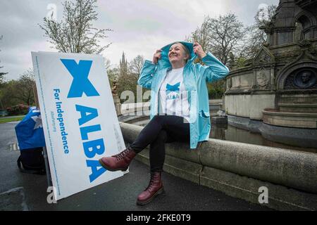 ALBA candidate Michelle Ferns campaigning at Kelvingrove Park with campaign materials collected by volunteers in Glasgow, Scotland. Stock Photo