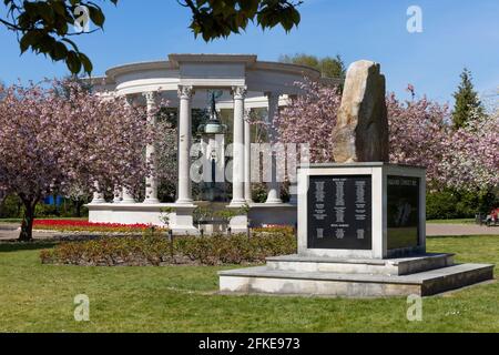 The Welsh National War Memorial and the Falklands Memorial in Alexandra Gardens, Cathays Park, Cardiff, Wales, UK Stock Photo