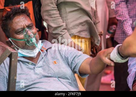 Ghaziabad, India. 01st May, 2021. A covid-19 patient wearing an oxygen mask receives free oxygen at Gurudwara. India faces shortage of medical oxygen. In this situation NGO Khalsa Help International helps covid-19 patients who need oxygen, they serve free oxygen to them. In the last 24 hours, India recorded 401,993 new covid cases with 3,523 Deaths. (Photo by Pradeep Gaur/SOPA Images/Sipa USA) Credit: Sipa USA/Alamy Live News Stock Photo