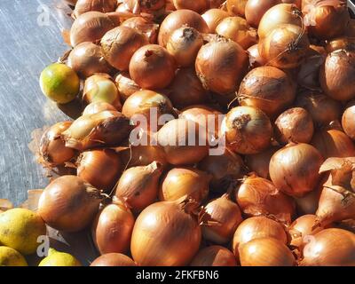 Macro of a pile of whole onions and lemons at a market Stock Photo