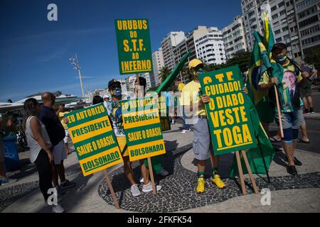 Rio De Janeiro, Brazil. 01st May, 2021. Supporters of President Bolsonaro protest near Copacabana beach on Labor Day. Credit: Fernando Souza/dpa/Alamy Live News Stock Photo