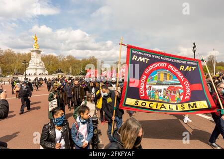London, UK. 01st May, 2021. London boroughs took part in the 'Kill the Bill' protests, fighting against the Policing and Crime Bill and police powers, outside Buckingham Palace. Credit: SOPA Images Limited/Alamy Live News