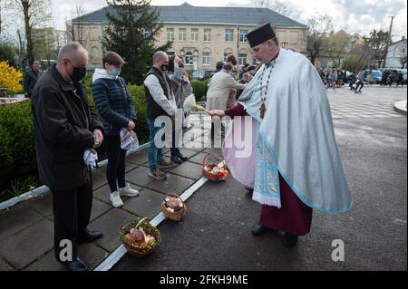 Lviv, Ukraine. 01st May, 2021. A Ukrainian priest blesses believers of an Orthodox Church as they celebrate Easter to mark the resurrection of Jesus Christ from the dead and the foundation of the Christian faith. (Photo by Mykola Tys/SOPA Images/Sipa USA) Credit: Sipa USA/Alamy Live News Stock Photo