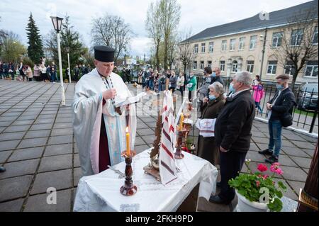 Lviv, Ukraine. 01st May, 2021. A Ukrainian priest blesses believers of an Orthodox Church as they celebrate Easter to mark the resurrection of Jesus Christ from the dead and the foundation of the Christian faith. (Photo by Mykola Tys/SOPA Images/Sipa USA) Credit: Sipa USA/Alamy Live News Stock Photo