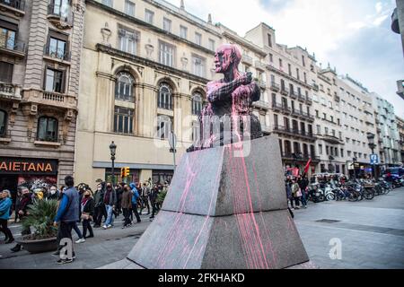 Barcelona, Spain. 01st May, 2021. Monument to Victor Ochoa Sculptor seen with paint thrown by protesters during the demonstration. Anarchist groups hold a demonstration on May 1st International Workers' Day, following the call made by the Workers' Commissions (CC.OO) and the General Union of Workers (UGT) in Barcelona. (Photo by Thiago Prudencio/SOPA Images/Sipa USA) Credit: Sipa USA/Alamy Live News Stock Photo