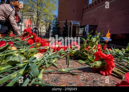 Moscow, Russia. 1st of May, 2021. Communist party's supporters lay flowers to the monument of the Grave of the Unknown Soldier at the Kremlin Wall in the Alexander Garden in central Moscow, Russia Stock Photo