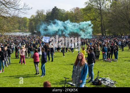 Belgium, Germany, May 1, 2021. People during Boum 2 event in Brussels, Belgium on May 1, 2021. The Collectif Abime called for a second edition of La Boum, an illegal gathering to protest against the Covid19 mesures and happening in Le Bois de la Cambre in Brussels. Photo by Julie Sebadelha/ABACAPRESS.COM