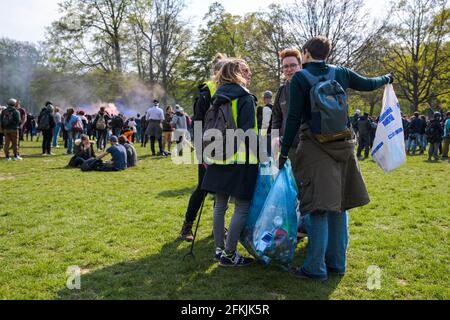 Belgium, Germany, May 1, 2021. People gather trashes during Boum 2 event in Brussels, Belgium on May 1, 2021. The Collectif Abime called for a second edition of La Boum, an illegal gathering to protest against the Covid19 mesures and happening in Le Bois de la Cambre in Brussels. Photo by Julie Sebadelha/ABACAPRESS.COM