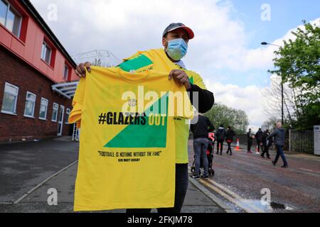 Hand-shaped clapper for sale in 'Yellow Shirts' PAD protester