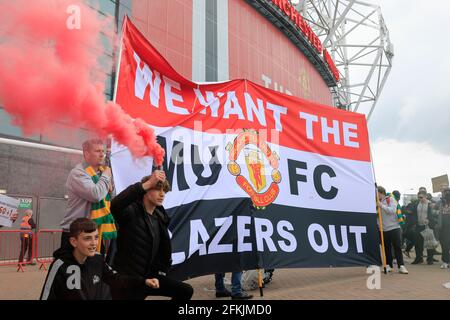 Manchester United fans protest outside Old Trafford Stock Photo