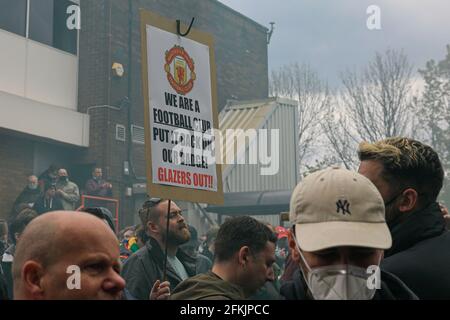 Manchester United fans protest outside Old Trafford about the Glazers ownership of the club in Manchester, United Kingdom on 5/2/2021. (Photo by News Images/Sipa USA) Stock Photo