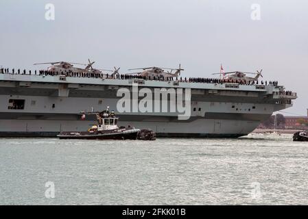 Portsmouth, England, UK. 2021. HMS  Queen Elizabeth  departing her Portsmouth base bound for the Pacific Ocean. Crew on the stern flight deck  with Me Stock Photo