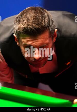 England's Mark Selby during day 16 of the Betfred World Snooker Championships 2021 at The Crucible, Sheffield. Picture date: Sunday May 2, 2021. Stock Photo