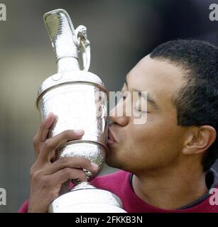 OPEN GOLF ST ANDREWS 23/7/2000 4th DAY. TIGER WOODS WITH CUP. PICTURE DAVID ASHDOWN. Stock Photo