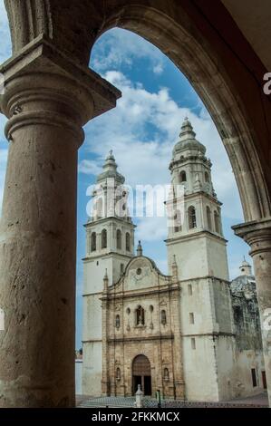 La catedral de Campeche se levanta en el sitio donde estuvo la primera capilla católica, dedicada a Nuestra Señora de la Inmaculada Concepción, luego Stock Photo